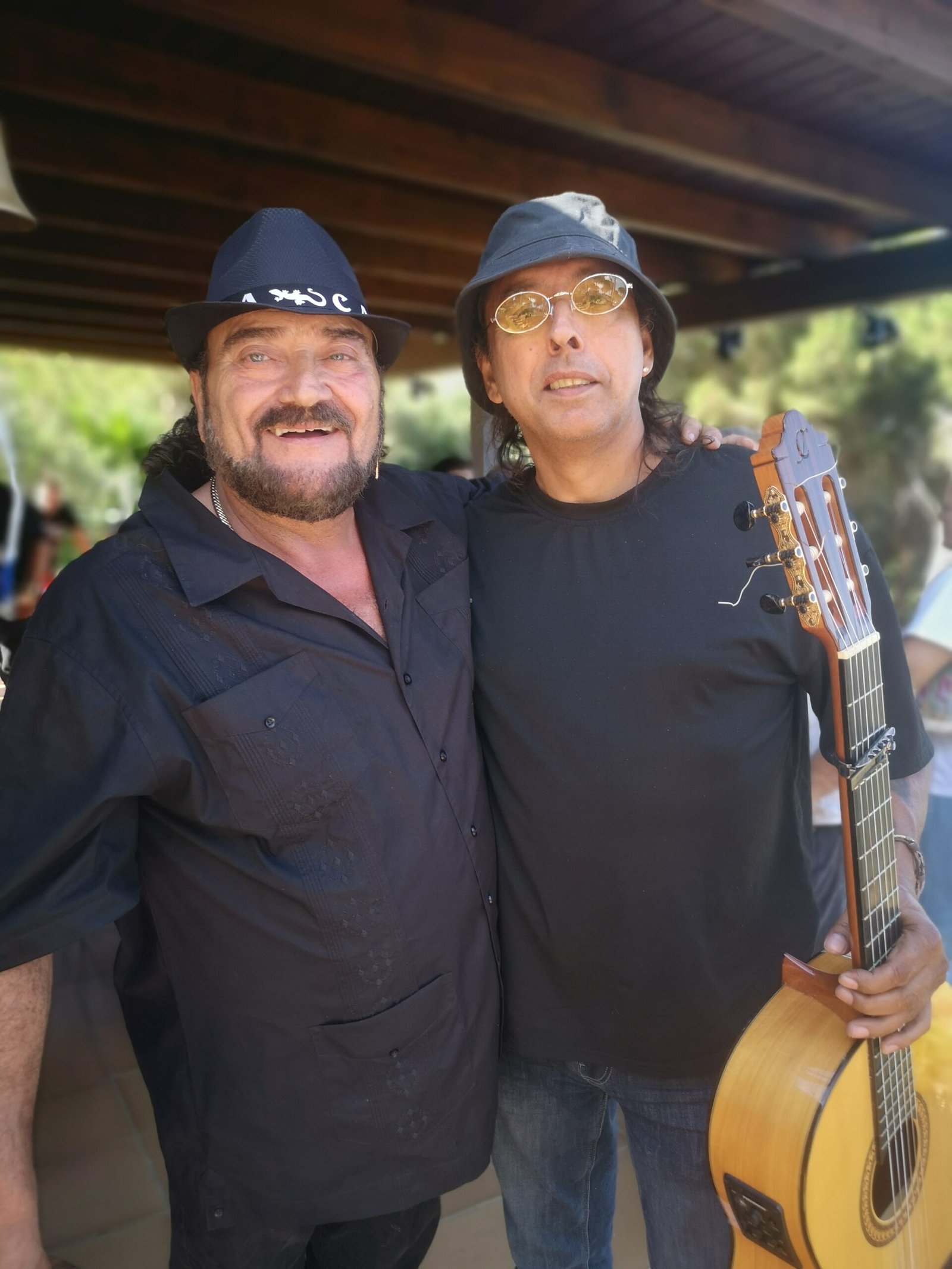 Alfonso de Tossa junto a Paco Aguilera en un concierto de rumba catalana